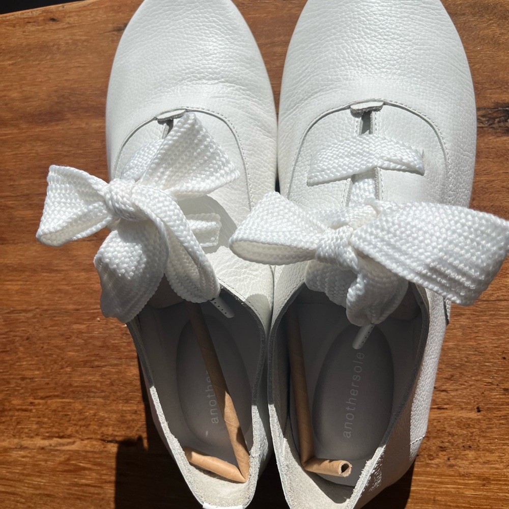 Elegant White Leather Flats with Bow Detail